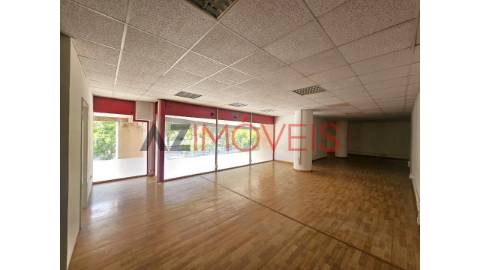 Vende-se loja, com uma área de 274 m2 composta...