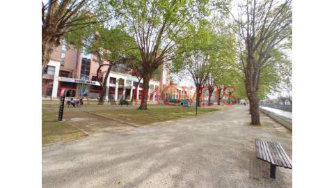 Vende-se loja, com uma área de 274 m2 composta...