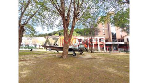 Vende-se loja, com uma área de 274 m2 composta...