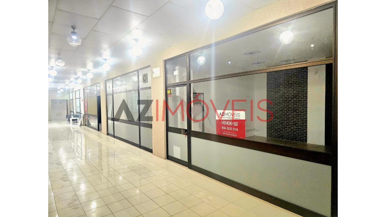 Vende-se ampla loja para comércio ou serviços com...