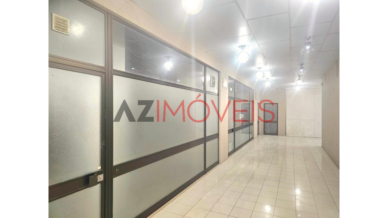 Vende-se ampla loja para comércio ou serviços com...