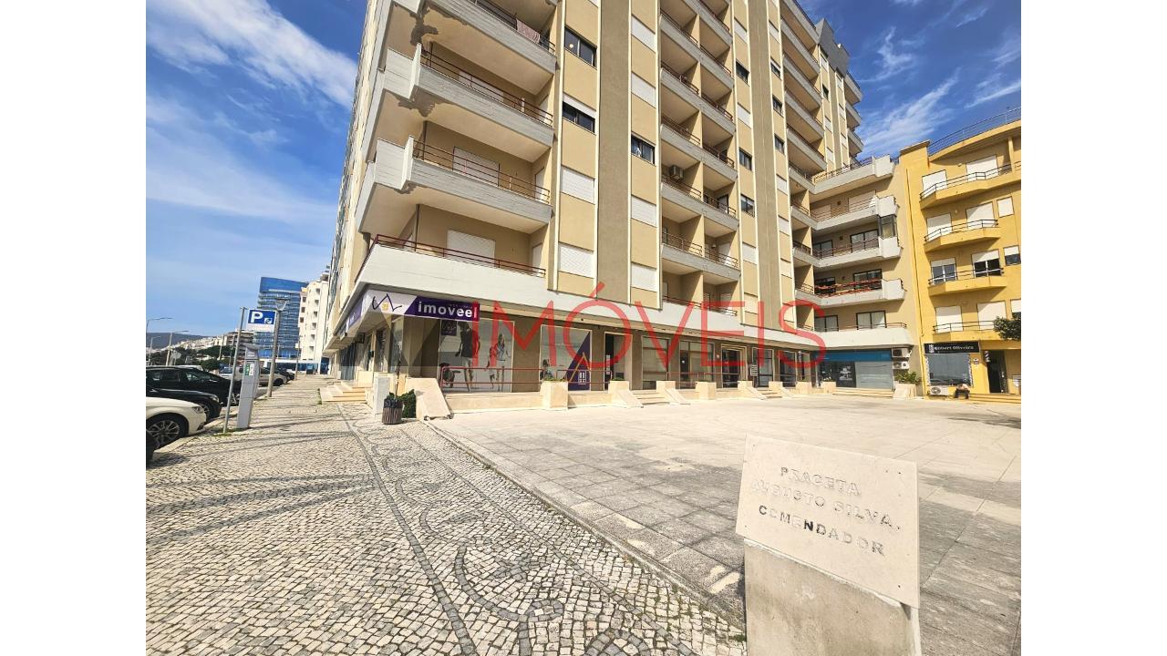 Vende-se ampla loja para comércio ou serviços com...