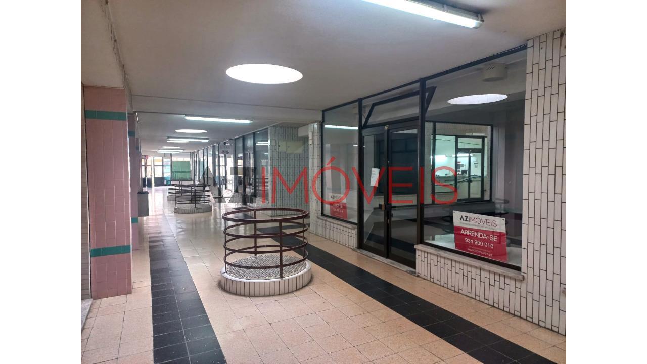 Vende-se ampla loja para comércio ou serviços com...