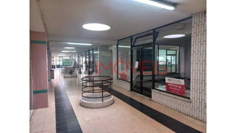 Vende-se ampla loja para comércio ou serviços com...