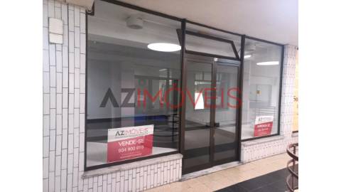 Vende-se ampla loja para comércio ou serviços com...