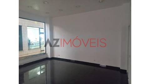 Vende-se ampla loja para comércio ou serviços com...