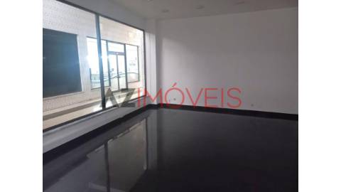 Vende-se ampla loja para comércio ou serviços com...
