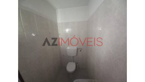 Vende-se ampla loja para comércio ou serviços com...