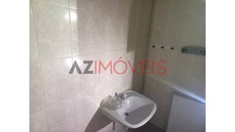 Vende-se ampla loja para comércio ou serviços com...