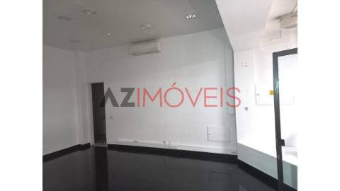 Vende-se ampla loja para comércio ou serviços com...