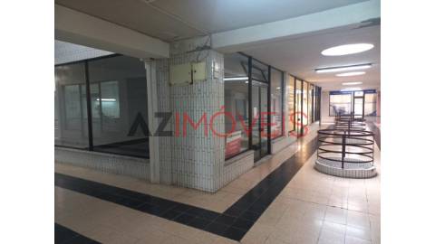 Vende-se ampla loja para comércio ou serviços com...