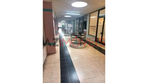 Vende-se ampla loja para comércio ou serviços com...