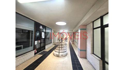 Vende-se ampla loja para comércio ou serviços com...