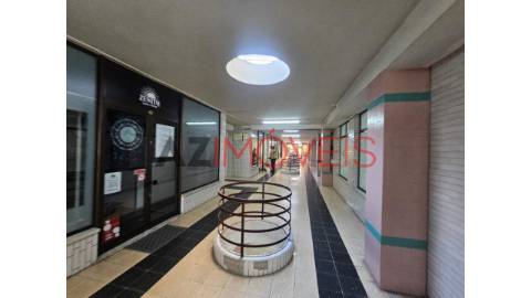 Vende-se ampla loja para comércio ou serviços com...