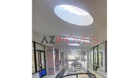 Vende-se ampla loja para comércio ou serviços com...