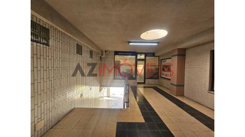 Vende-se ampla loja para comércio ou serviços com...