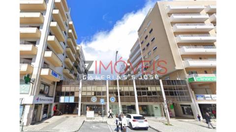 Vende-se ampla loja para comércio ou serviços com...