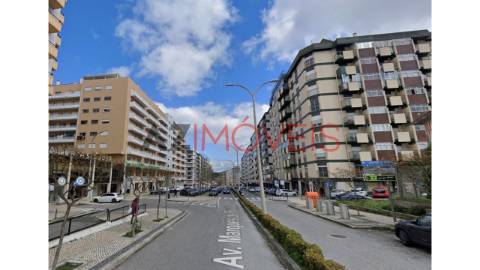 Vende-se ampla loja para comércio ou serviços com...