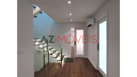 Moradia de tipologia T4 inserida num condomínio...