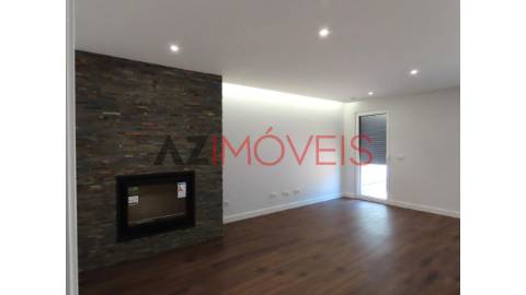 Moradia de tipologia T4 inserida num condomínio...