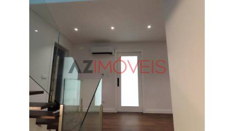 Moradia de tipologia T4 inserida num condomínio...