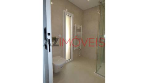 Moradia de tipologia T4 inserida num condomínio...