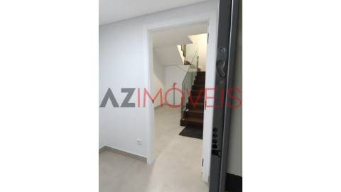 Moradia de tipologia T4 inserida num condomínio...