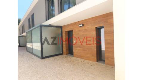 Moradia de tipologia T4 inserida num condomínio...