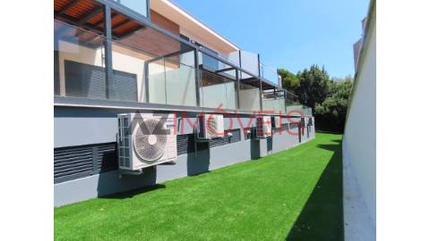 Moradia de tipologia T4 inserida num condomínio...