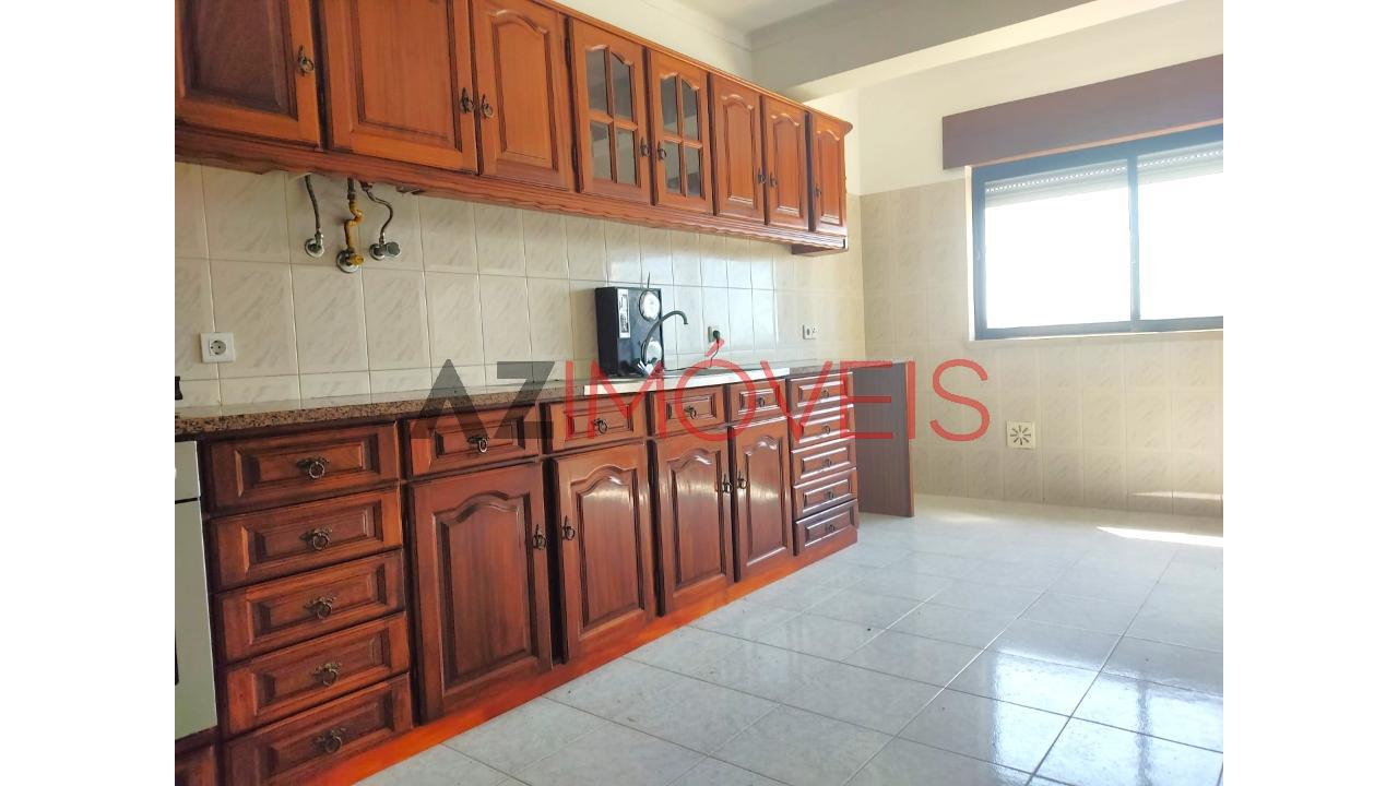 Vende-se apartamento de tipologia T3, na...