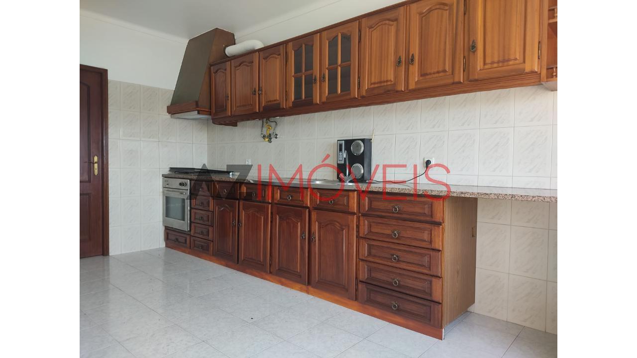 Vende-se apartamento de tipologia T3, na...