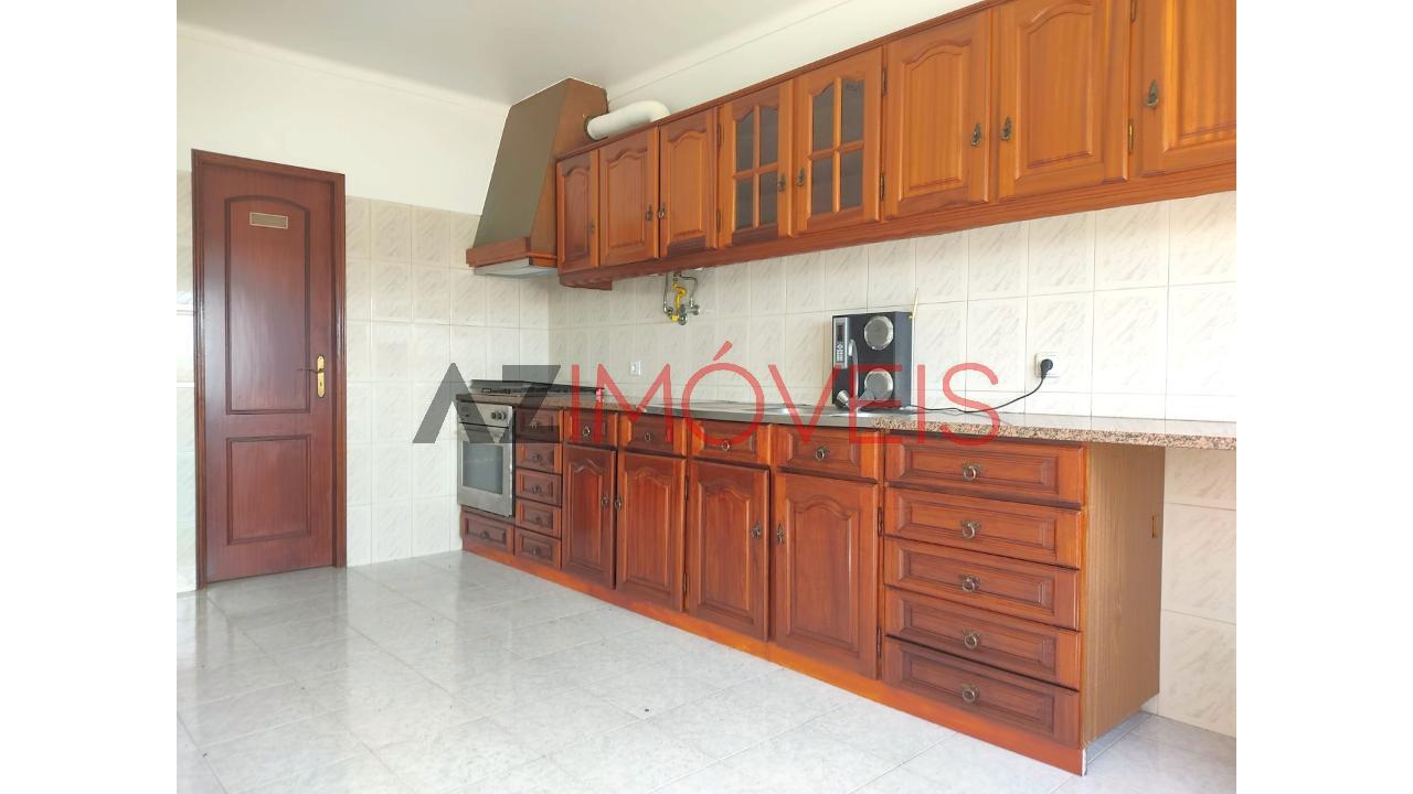 Vende-se apartamento de tipologia T3, na...