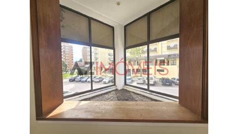 Vende-se loja de 68 m2, para comércio e serviços,...