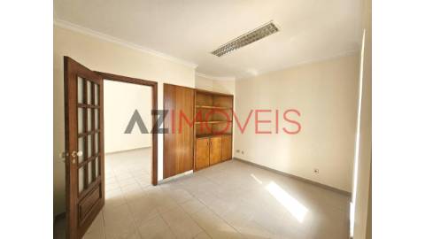 Vende-se loja de 68 m2, para comércio e serviços,...