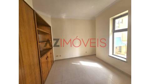 Vende-se loja de 68 m2, para comércio e serviços,...