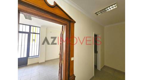 Vende-se loja de 68 m2, para comércio e serviços,...