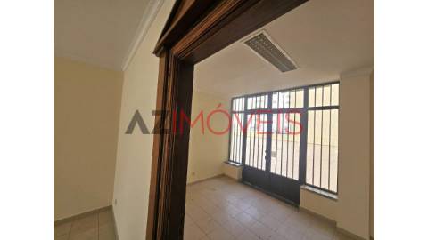 Vende-se loja de 68 m2, para comércio e serviços,...