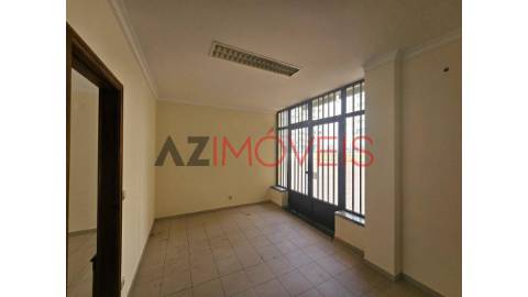 Vende-se loja de 68 m2, para comércio e serviços,...