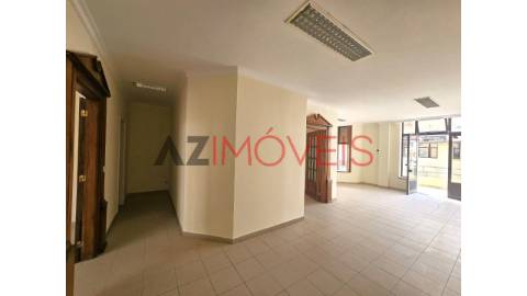 Vende-se loja de 68 m2, para comércio e serviços,...