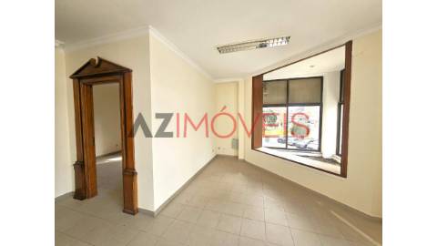 Vende-se loja de 68 m2, para comércio e serviços,...