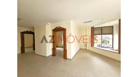 Vende-se loja de 68 m2, para comércio e serviços,...