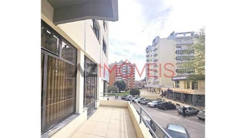 Vende-se loja de 68 m2, para comércio e serviços,...