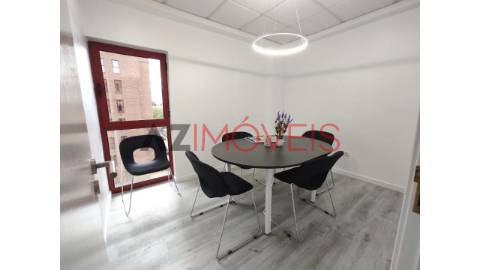 Vendem-se escritórios em Leiria com  área total...