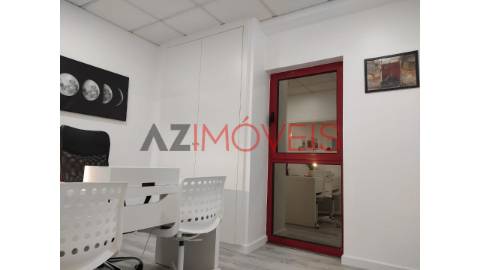 Vendem-se escritórios em Leiria com  área total...