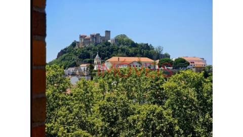 Vendem-se escritórios em Leiria com  área total...