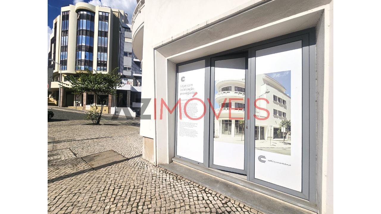 Arrenda-se loja, com uma área total de 500 m2, no...