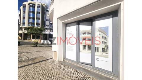 Arrenda-se loja, com uma área total de 500 m2, no...