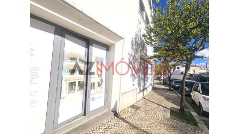 Arrenda-se loja, com uma área total de 500 m2, no...