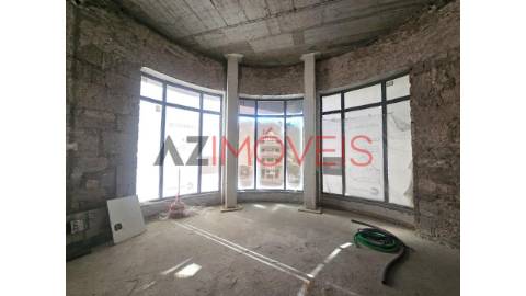 Arrenda-se loja, com uma área total de 500 m2, no...