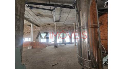 Arrenda-se loja, com uma área total de 500 m2, no...